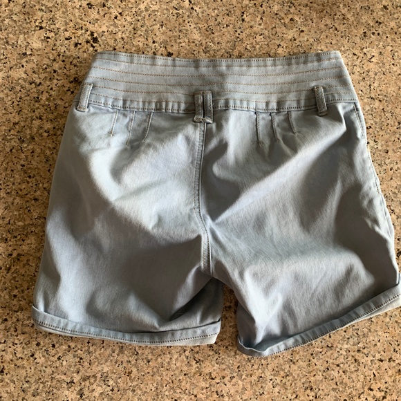 Nina Rossi  Light Washed High Waisted Jean Shorts - Picture 4 of 4